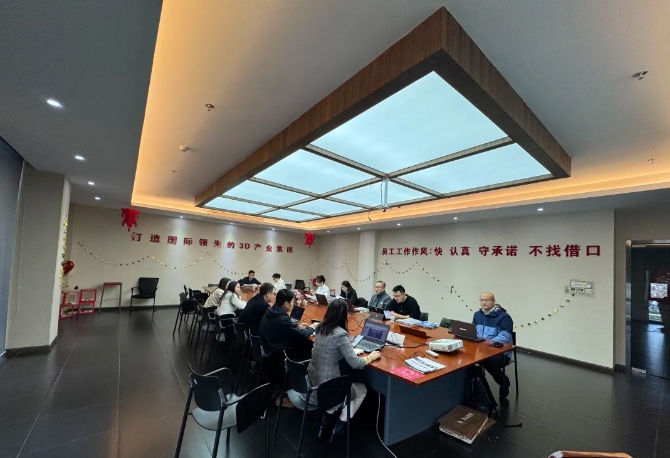 為深入貫徹中共中央、國務院印發(fā)的《國家標準化發(fā)展綱要》，落實加快數(shù)字化發(fā)展、建設數(shù)字中國的戰(zhàn)略部署，和《上海市全面推進城市數(shù)字化轉型“十四五”規(guī)劃》，推進上海城市數(shù)字化轉型標準化建設，數(shù)造科技積極響應這一號召，成為上海市浦東新區(qū)第一批試點數(shù)字化改造企業(yè)之一，并順利通過驗收。  圖片  圖片  圖片  圖片  圖為上海市城市數(shù)字化轉型工作領導小組部分領導和南匯工業(yè)園區(qū)領導、上海數(shù)造領導班子成員參加數(shù)字化改造驗收答辯  圖片  參觀上海數(shù)造大廳的數(shù)字化制造“黑湖小工單”生產(chǎn)工序看板  數(shù)造科技自成立之初，創(chuàng)始人趙毅博士就以“數(shù)造”為企業(yè)命名，蘊含數(shù)字化制造和變革的深遠意義，與此時政府推進聚焦制造業(yè)與數(shù)字化改造深度融合。未來，數(shù)造科技將不斷提升公司智能化、數(shù)字化、信息化改造力度，全面提升公司綜合管理和運營水平，著力實現(xiàn)智能制造高質(zhì)量發(fā)展。